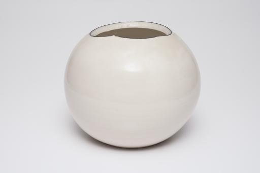large globular vase, Yoshikawa Masamichi